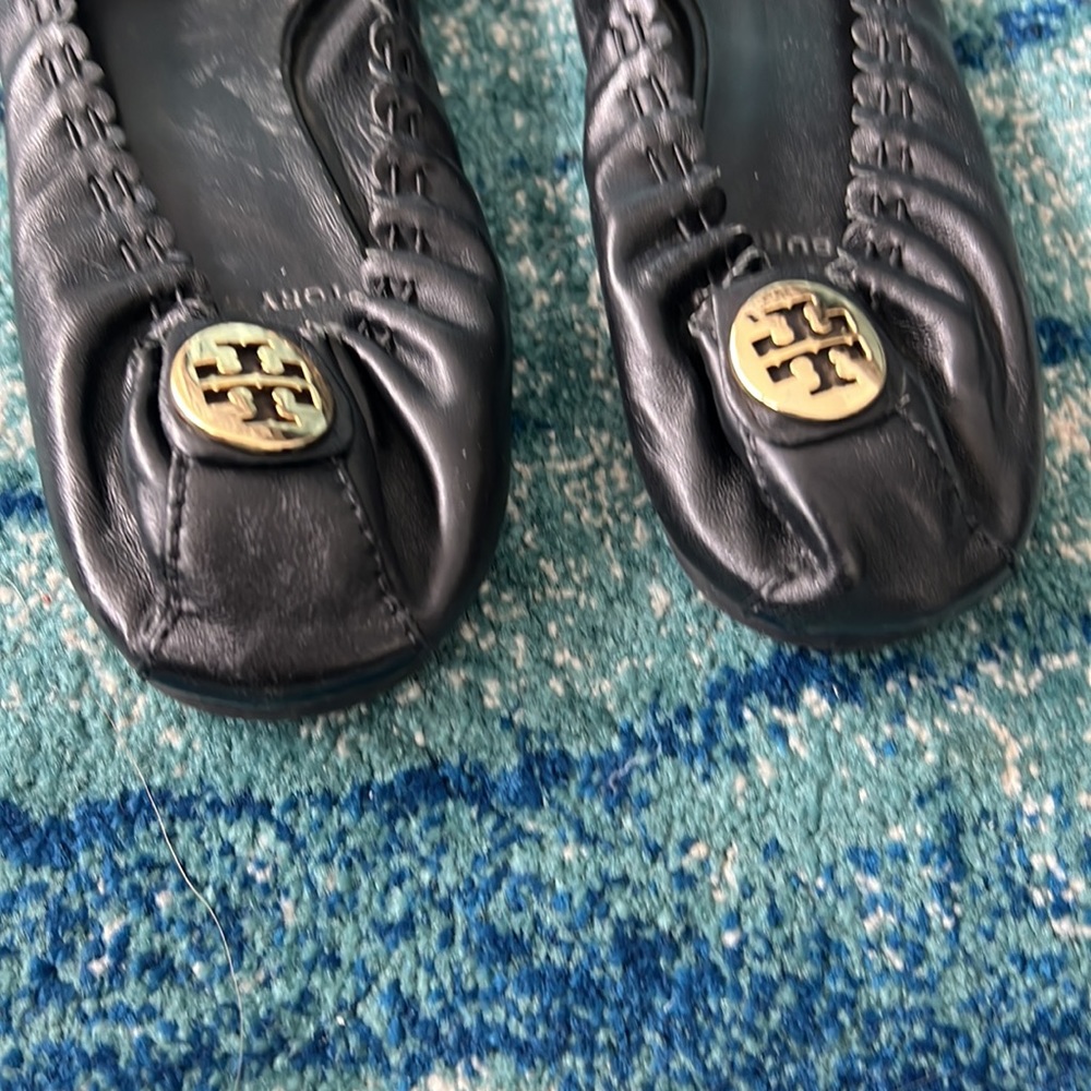 TORY BURCH BLACK BALLET FLATS WITH GOLD DETAIL SIZE 7.5 - Picture 3 of 4